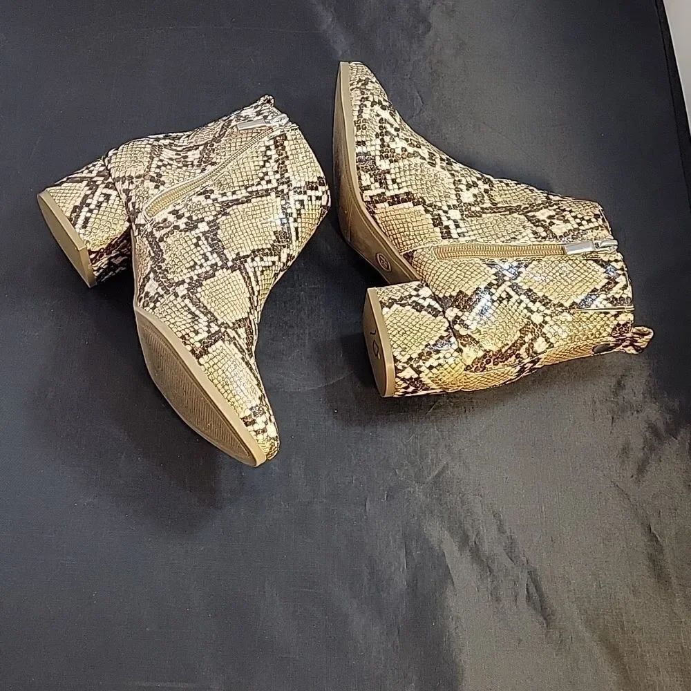 BRAND NEW NEW DAY POINTED TOE ZIP CLOSURE SNAKESKIN ANKLE BOOTIE - Picture 11 of 16